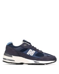 dunkelblaue und weiße Sportschuhe von New Balance