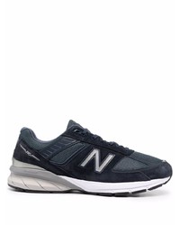 dunkelblaue und weiße Sportschuhe von New Balance