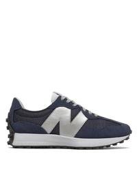 dunkelblaue und weiße Sportschuhe von New Balance