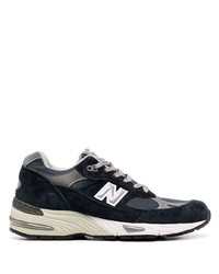 dunkelblaue und weiße Sportschuhe von New Balance