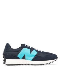 dunkelblaue und weiße Sportschuhe von New Balance