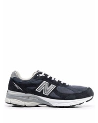 dunkelblaue und weiße Sportschuhe von New Balance