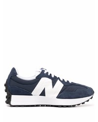 dunkelblaue und weiße Sportschuhe von New Balance