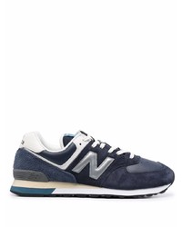 dunkelblaue und weiße Sportschuhe von New Balance