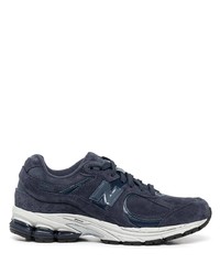 dunkelblaue und weiße Sportschuhe von New Balance