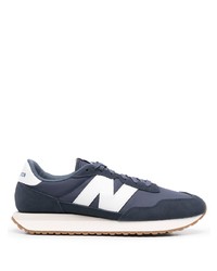 dunkelblaue und weiße Sportschuhe von New Balance