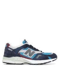 dunkelblaue und weiße Sportschuhe von New Balance