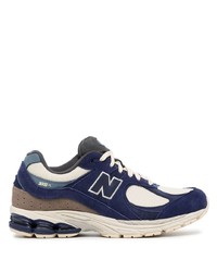 dunkelblaue und weiße Sportschuhe von New Balance