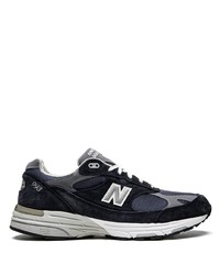 dunkelblaue und weiße Sportschuhe von New Balance