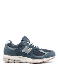 dunkelblaue und weiße Sportschuhe von New Balance