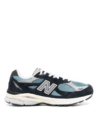 dunkelblaue und weiße Sportschuhe von New Balance