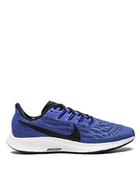 dunkelblaue und weiße Sportschuhe von Nike