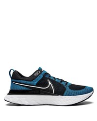 dunkelblaue und weiße Sportschuhe von Nike
