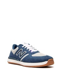 dunkelblaue und weiße Sportschuhe von New Balance