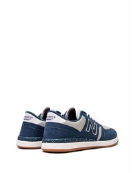 dunkelblaue und weiße Sportschuhe von New Balance