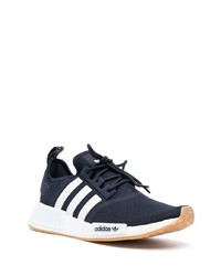 dunkelblaue und weiße Sportschuhe von adidas