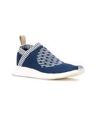 dunkelblaue und weiße Sportschuhe von adidas