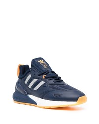 dunkelblaue und weiße Sportschuhe von adidas