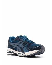 dunkelblaue und weiße Sportschuhe von Asics