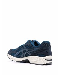 dunkelblaue und weiße Sportschuhe von Asics