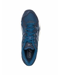 dunkelblaue und weiße Sportschuhe von Asics