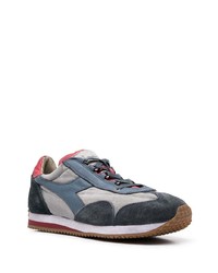 dunkelblaue und weiße Sportschuhe von Diadora