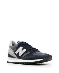 dunkelblaue und weiße Sportschuhe von New Balance