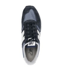 dunkelblaue und weiße Sportschuhe von New Balance