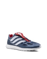 dunkelblaue und weiße Sportschuhe von adidas