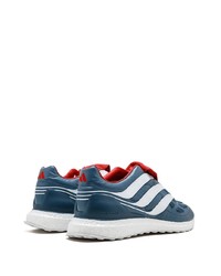 dunkelblaue und weiße Sportschuhe von adidas