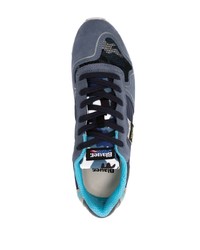 dunkelblaue und weiße Sportschuhe von Blauer