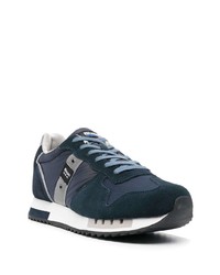 dunkelblaue und weiße Sportschuhe von Blauer