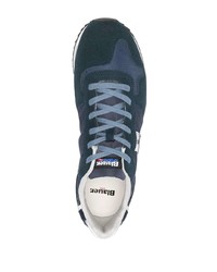 dunkelblaue und weiße Sportschuhe von Blauer