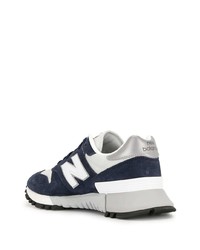 dunkelblaue und weiße Sportschuhe von New Balance