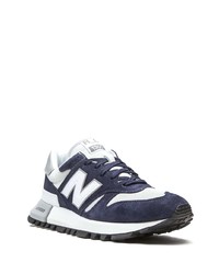 dunkelblaue und weiße Sportschuhe von New Balance