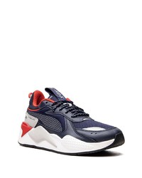 dunkelblaue und weiße Sportschuhe von Puma