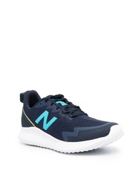 dunkelblaue und weiße Sportschuhe von New Balance