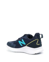 dunkelblaue und weiße Sportschuhe von New Balance