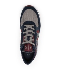 dunkelblaue und weiße Sportschuhe von Armani Exchange