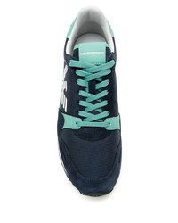 dunkelblaue und weiße Sportschuhe von Emporio Armani