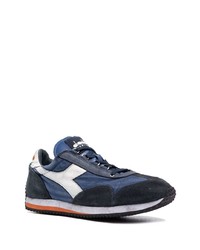 dunkelblaue und weiße Sportschuhe von Diadora