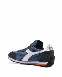 dunkelblaue und weiße Sportschuhe von Diadora