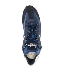 dunkelblaue und weiße Sportschuhe von Diadora