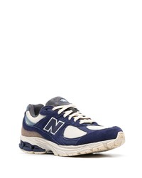 dunkelblaue und weiße Sportschuhe von New Balance