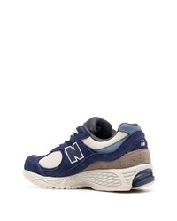 dunkelblaue und weiße Sportschuhe von New Balance