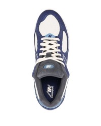 dunkelblaue und weiße Sportschuhe von New Balance