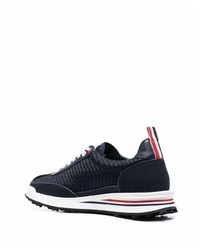 dunkelblaue und weiße Sportschuhe von Thom Browne