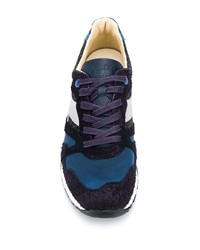 dunkelblaue und weiße Sportschuhe von Diadora