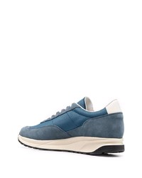 dunkelblaue und weiße Sportschuhe von Common Projects