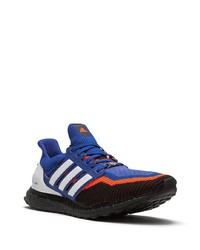 dunkelblaue und weiße Sportschuhe von adidas